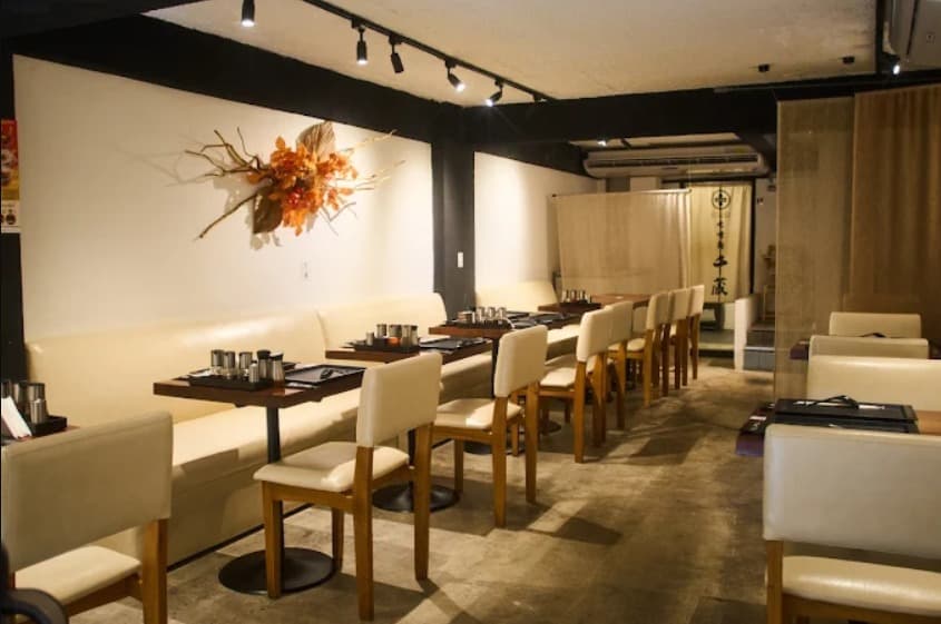 店内：和モダンな空間MISO RAMEN CHIKURA BKK 味噌千蔵バンコクのテーブル席