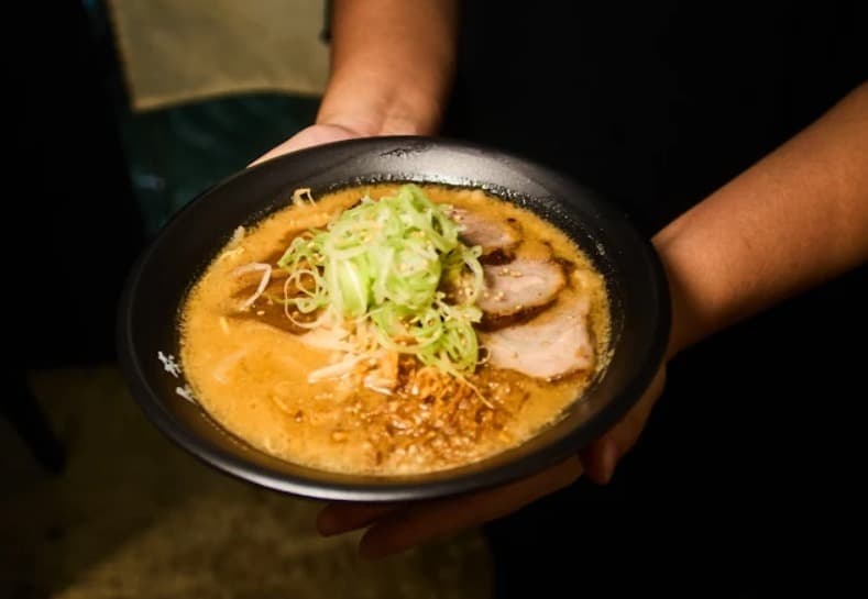 料理：柔らかいチャーシューの乗ったMISO RAMEN CHIKURA BKK 味噌千蔵バンコクのチャーシュー味噌らーめん