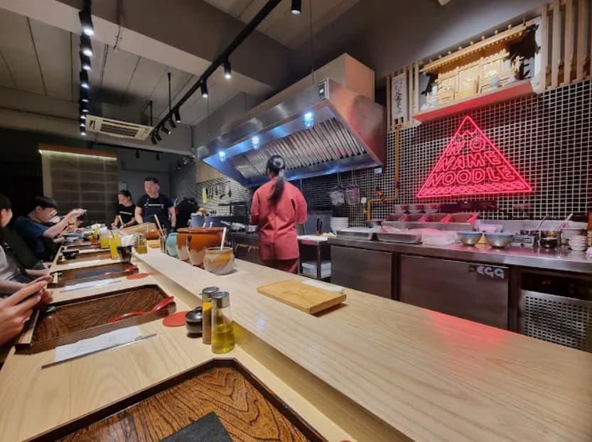 店内：一杯ずつ丁寧に提供されるNO NAME NOODLE BKKのカウンター席