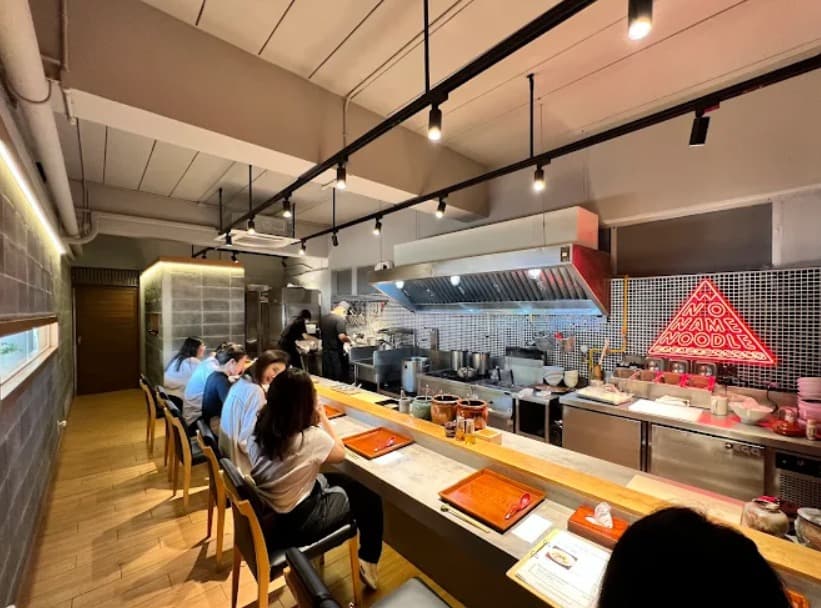 店内：料理に集中できるNO NAME NOODLE BKKのカウンター席
