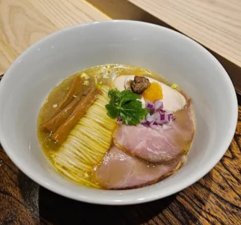 料理：スープの透明感や旨味のバランスがよいNO NAME NOODLE BKKの淡麗潮そば