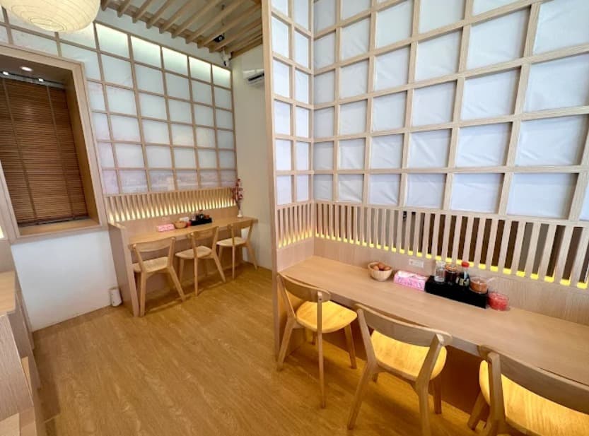 店内：一人でも入りやすい少龍ラーメン スクンビット24のカウンター席