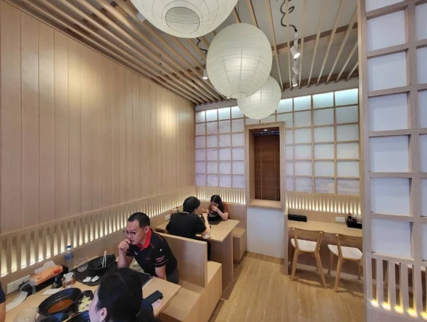 店内：明るく清潔感のある少龍ラーメン スクンビット24のテーブル席