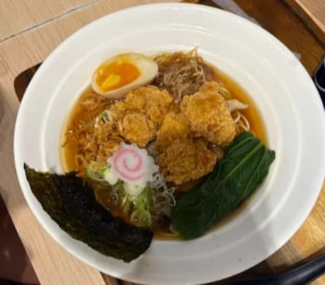 料理：スープが麺に絡みつく少龍ラーメン スクンビット24の醤油ラーメン