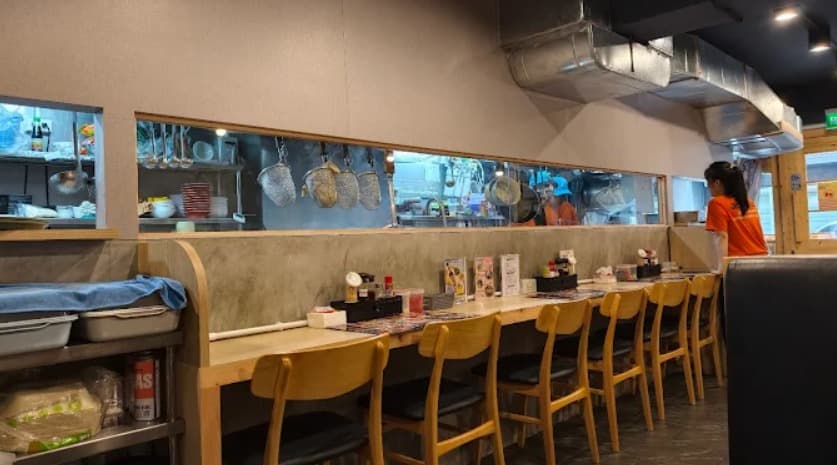 店内：一人利用にピッタリのSEIRYU 久留米らーめん お好み焼き青龍 Phrom Phongのカウンター席