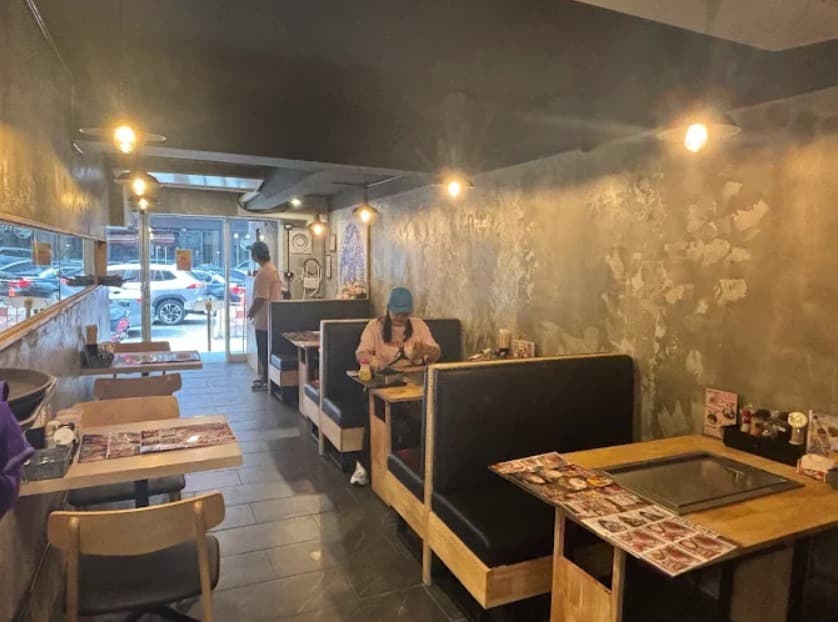 店内：飲み会後の締めにも使えるSEIRYU 久留米らーめん お好み焼き青龍 Phrom Phongのテーブル席