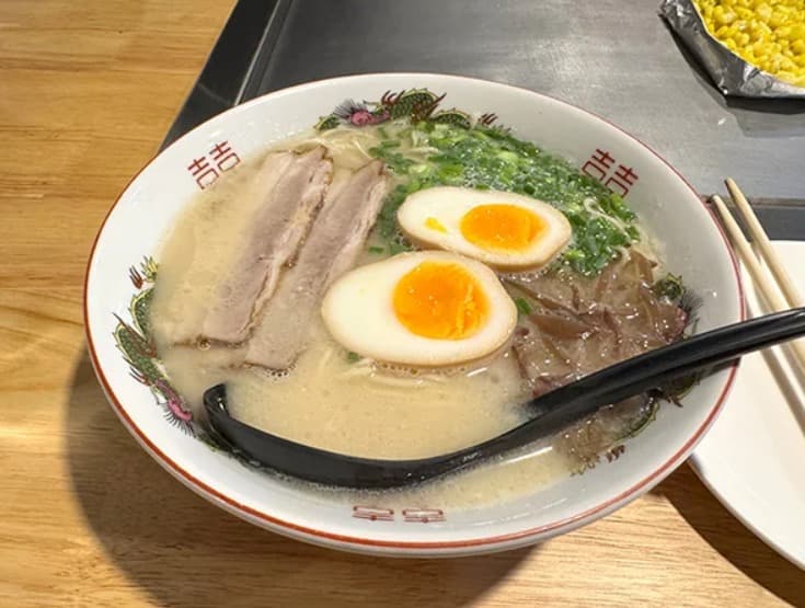 料理：旨味を引き出すスープを使ったSEIRYU 久留米らーめん お好み焼き青龍 Phrom Phongの豚骨ラーメン