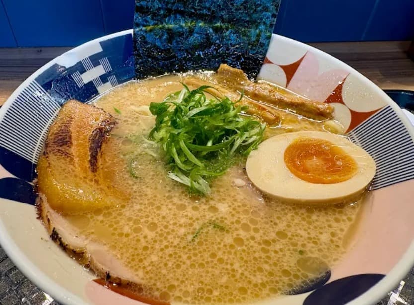 料理：店内で炊き上げたスープを使用した屯ちん エムスフィア店の東京豚骨ラーメン