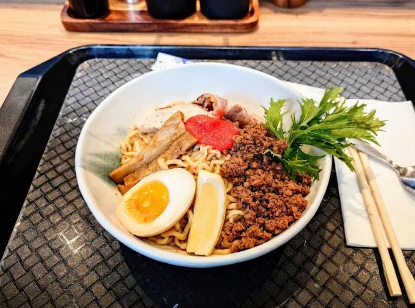 料理：麺と具材がしっかり絡む屯ちん エムスフィア店の具沢山まぜそば