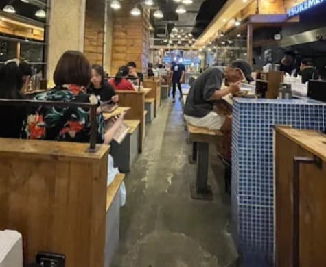 店内：親しみやすい雰囲気のRamen Tsukemen GO GOのテーブル席