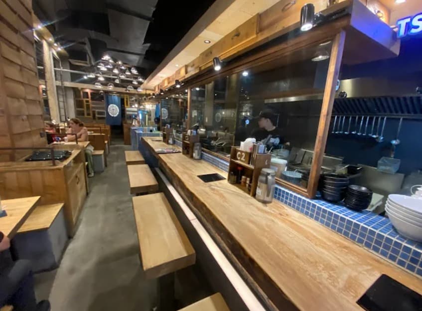 店内：一人でも入りやすいRamen Tsukemen GO GOのカウンター席