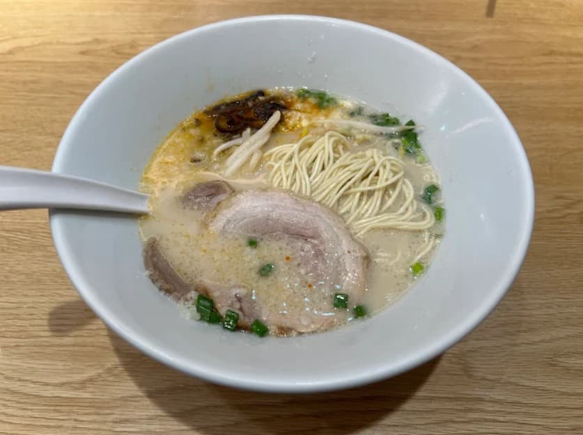 料理：日本と変わらないが味わえる一風堂 エンポリアム店の白丸元味ラーメン