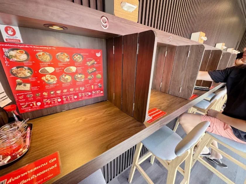 店内：仕切りがあり視線が気にならないRamenga Express สาขาสุขุมวิท22のカウンター席