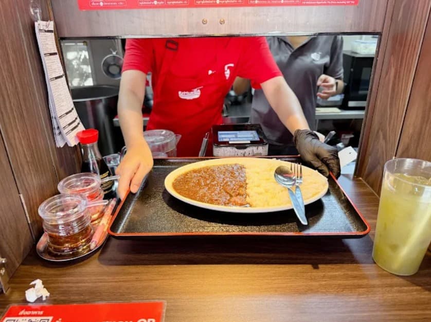 店内：一人の時間を静かに楽しめるRamenga Express สาขาสุขุมวิท22のカウンター席