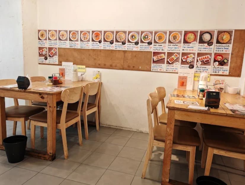 店内：アットホームな空気のNanase Ramen Phrom Phong 七星ラーメン プロンポン店のテーブル席