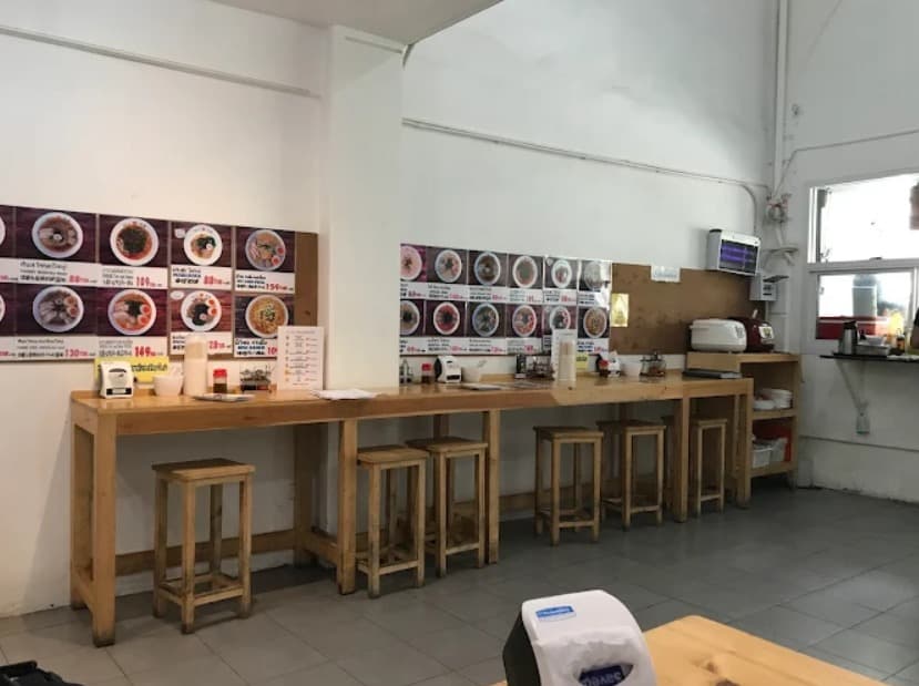 店内：一人でラーメンを楽しめるNanase Ramen Phrom Phong 七星ラーメン プロンポン店のカウンター席