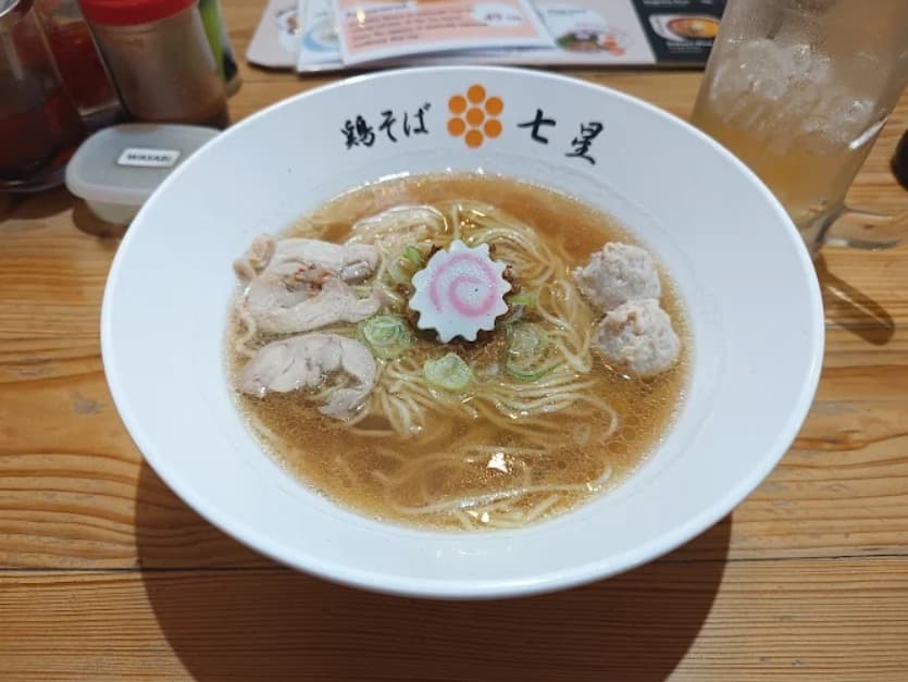 料理：特製の鶏団子がトッピングされたNanase Ramen Phrom Phong 七星ラーメン プロンポン店の淡麗七星鶏そば