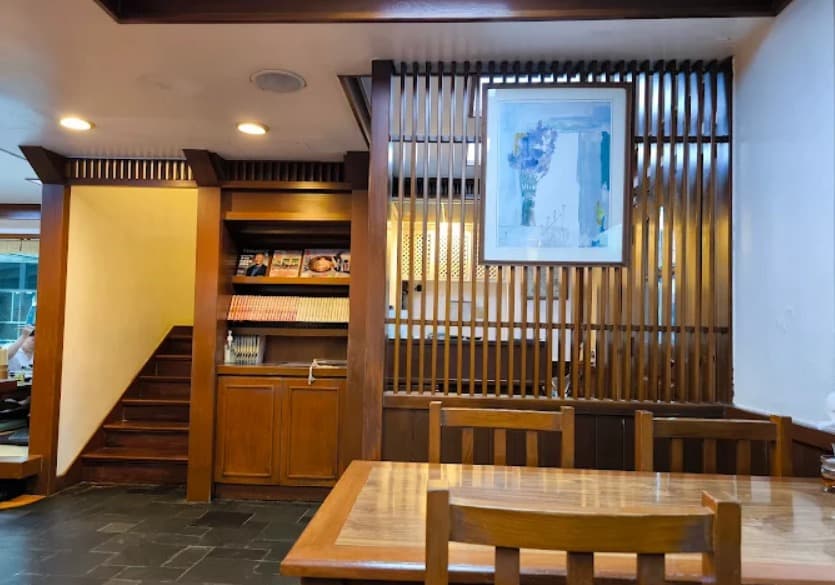 店内：街中華の空間が広がったらあめん亭 スクンビット33店の店内