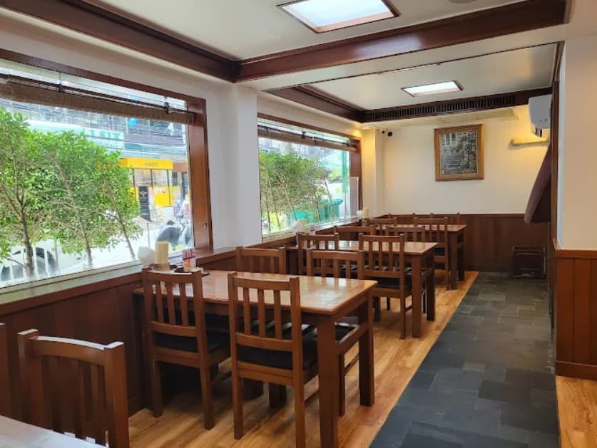 店内：家族やグループ利用もできるらあめん亭 スクンビット33店のテーブル席
