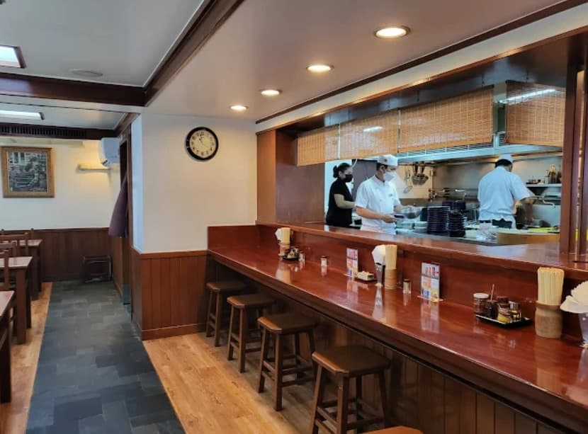店内：仕事帰りにサクッと寄れるらあめん亭 スクンビット33店のカウンター席