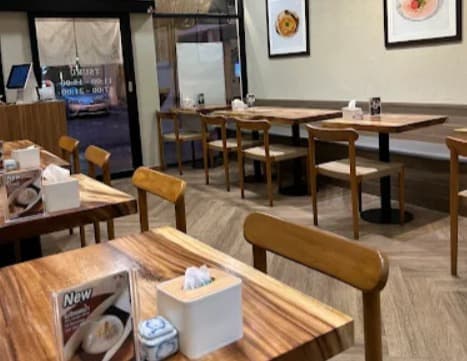 店内：距離感も程よく保たれた鶴うどん プロンポン店のテーブル席