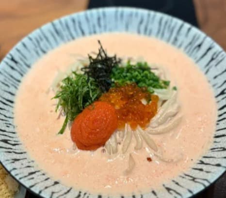 料理：絶大な支持を集める鶴うどん プロンポン店の明太子クリームうどん