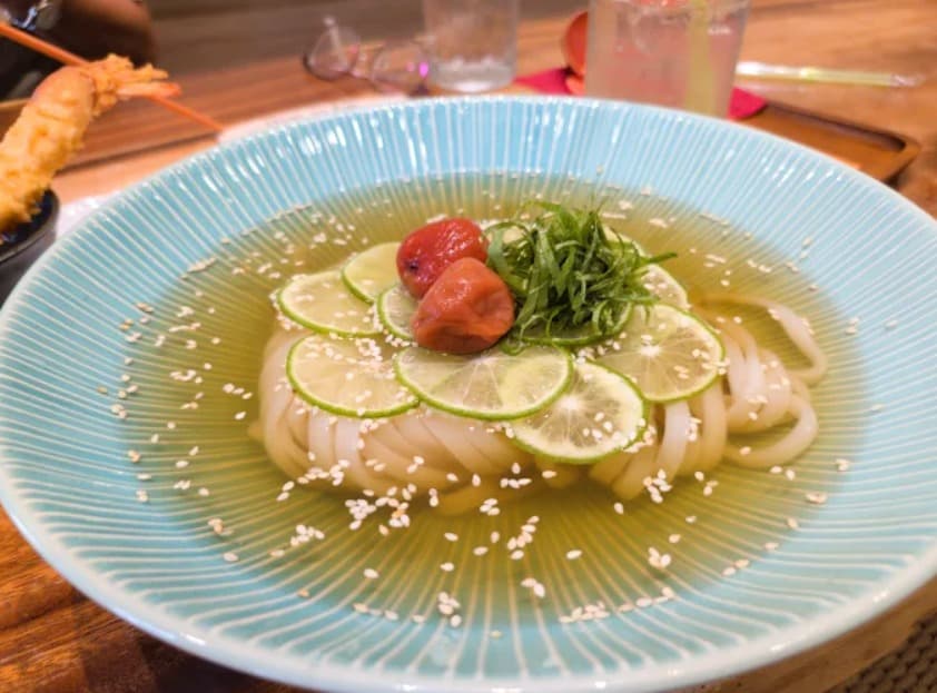 料理：酸味がちょうどよい鶴うどん プロンポン店のマナオ梅うどん