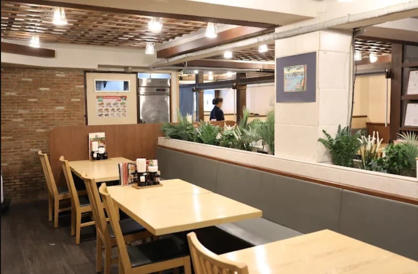 店内：立ち寄りやすい安心感の生そば あずま 33/1店のテーブル席