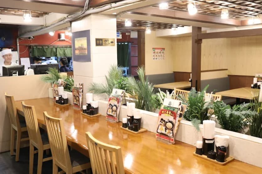 店内：仕事の合間に利用しやすい生そば あずま 33/1店のカウンター席