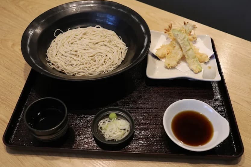 料理：本格的なそばを気軽に味わえる生そば あずま 33/1店の海老天盛り