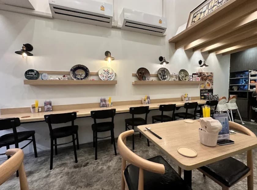 店内：木目を基調とした清潔感のあるGaGa Udon House スクンビット39店のカウンター席