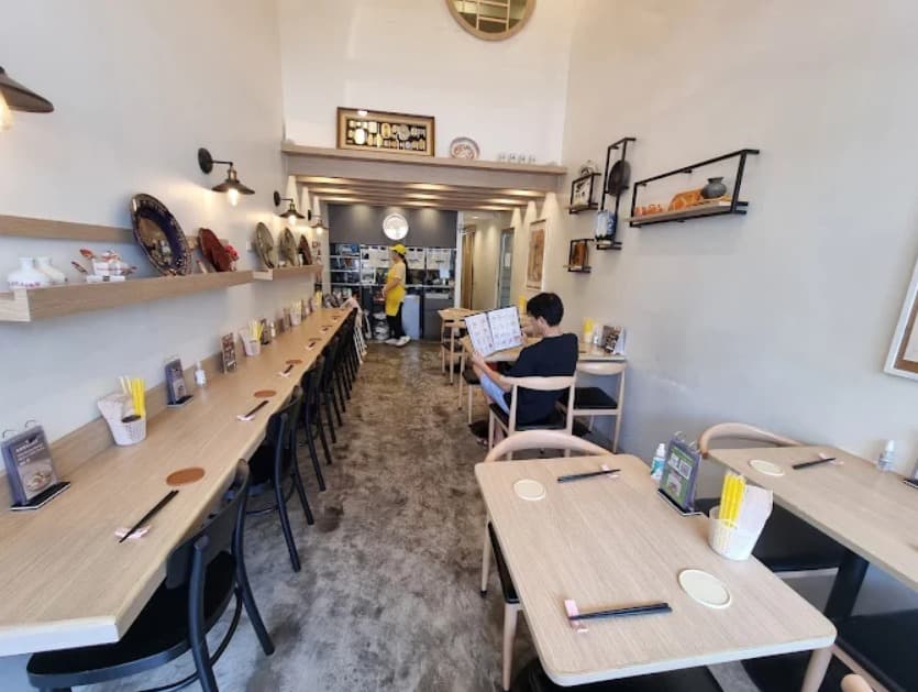 店内：カフェのような落ち着いた空間のGaGa Udon House スクンビット39店のテーブル席