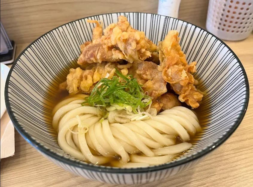 料理：サクッと揚げられたGaGa Udon House スクンビット39店の鶏天うどん