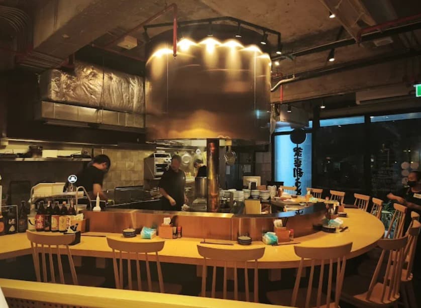 店内：和モダンな雰囲気の釜喜利うどん KAMAKIRIUDON BANGKOKのカウンター席