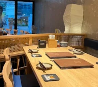 店内：ゆったり食事ができる釜喜利うどん KAMAKIRIUDON BANGKOKのテーブル席