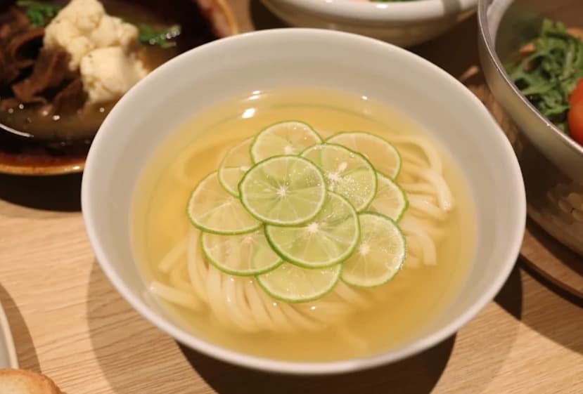 料理：冷えた出汁にすだちの清涼感が合う釜喜利うどん KAMAKIRIUDON BANGKOKのマナオかけうどん