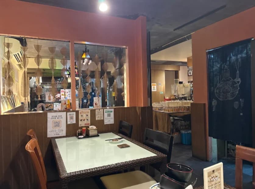 店内：騒がしすぎず落ち着きのあるそば居酒屋 蕎麦九 IZAKAYA SOBAQのテーブル席