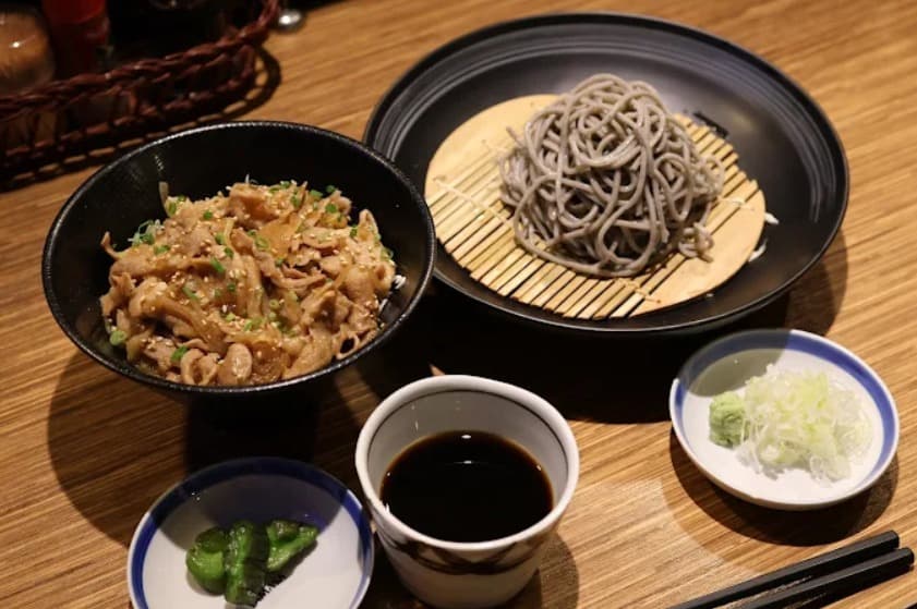 料理：本格的な手打ち風そばを堪能できるそば居酒屋 蕎麦九 IZAKAYA SOBAQのそばと豚しょうが焼き丼
