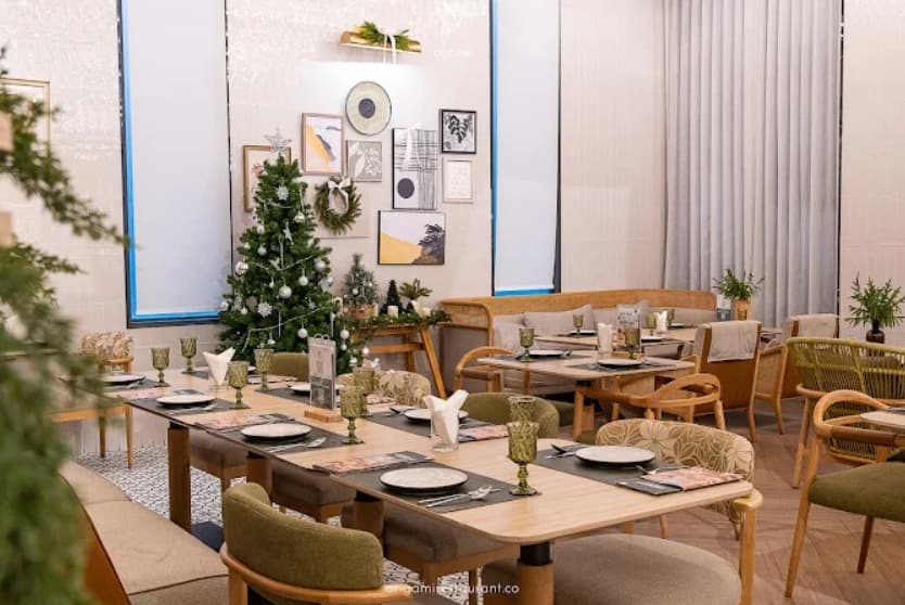 店内：華やかなOrigami Restaurant Sukhumvit 24 Borderless Cuisineのテーブル席