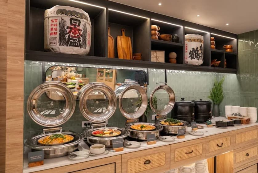 店内：ビュッフェスタイルのOrigami Restaurant Sukhumvit 24 Borderless Cuisineの店内