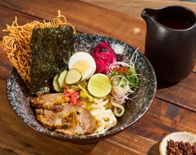 料理：醤油ベースのたれが絡むOrigami Restaurant Sukhumvit 24 Borderless Cuisineのチャーシューうどん