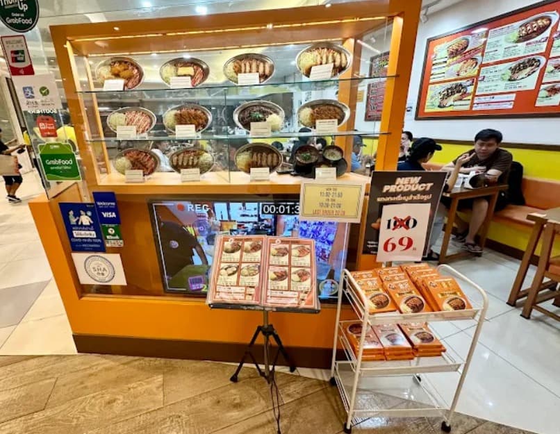 店内：日本発祥の金沢カレーが揃うゴールドカレー スクンビット39店の店内