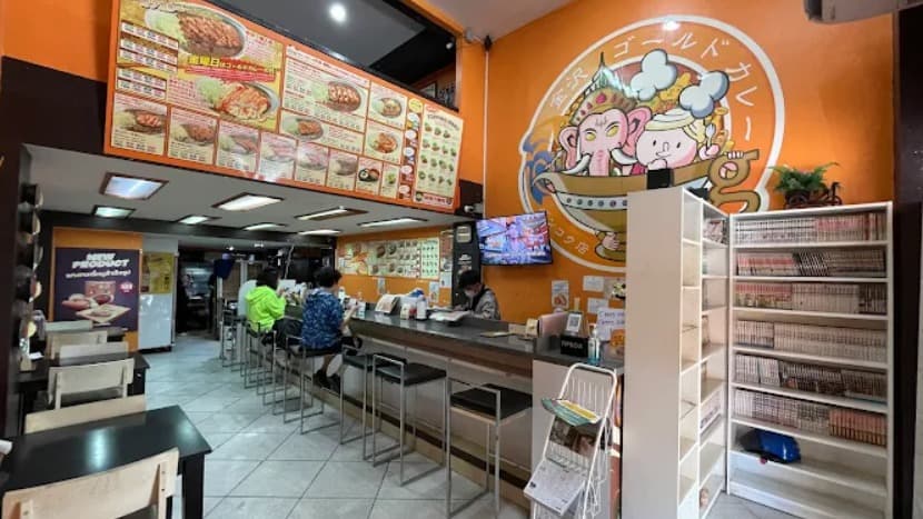 店内：肩肘張らずに利用できるゴールドカレー スクンビット39店のカウンター席