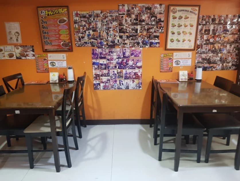 店内：グループのランチ利用に便利なゴールドカレー スクンビット39店のテーブル席