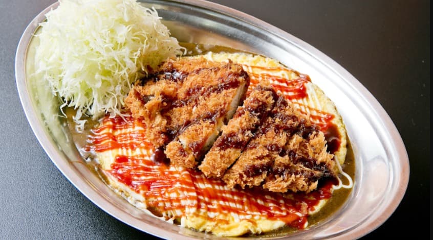 料理：オムレツとカツを組み合わせたゴールドカレー スクンビット39店のオムカツカレー