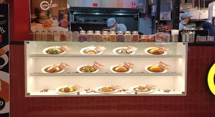 店内：トッピングの種類が豊富なマジカレー エムスフィアの店内