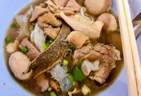 Shell PoChaNaの牛肉入りタイ麺（クイッティアオ）