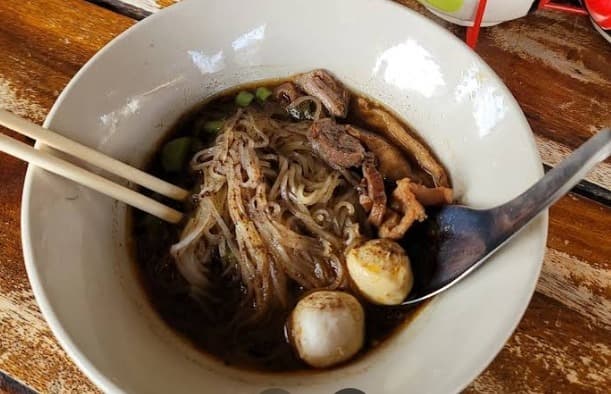 クイッティアオ ルア ジャオスワ オンヌットの牛肉麺