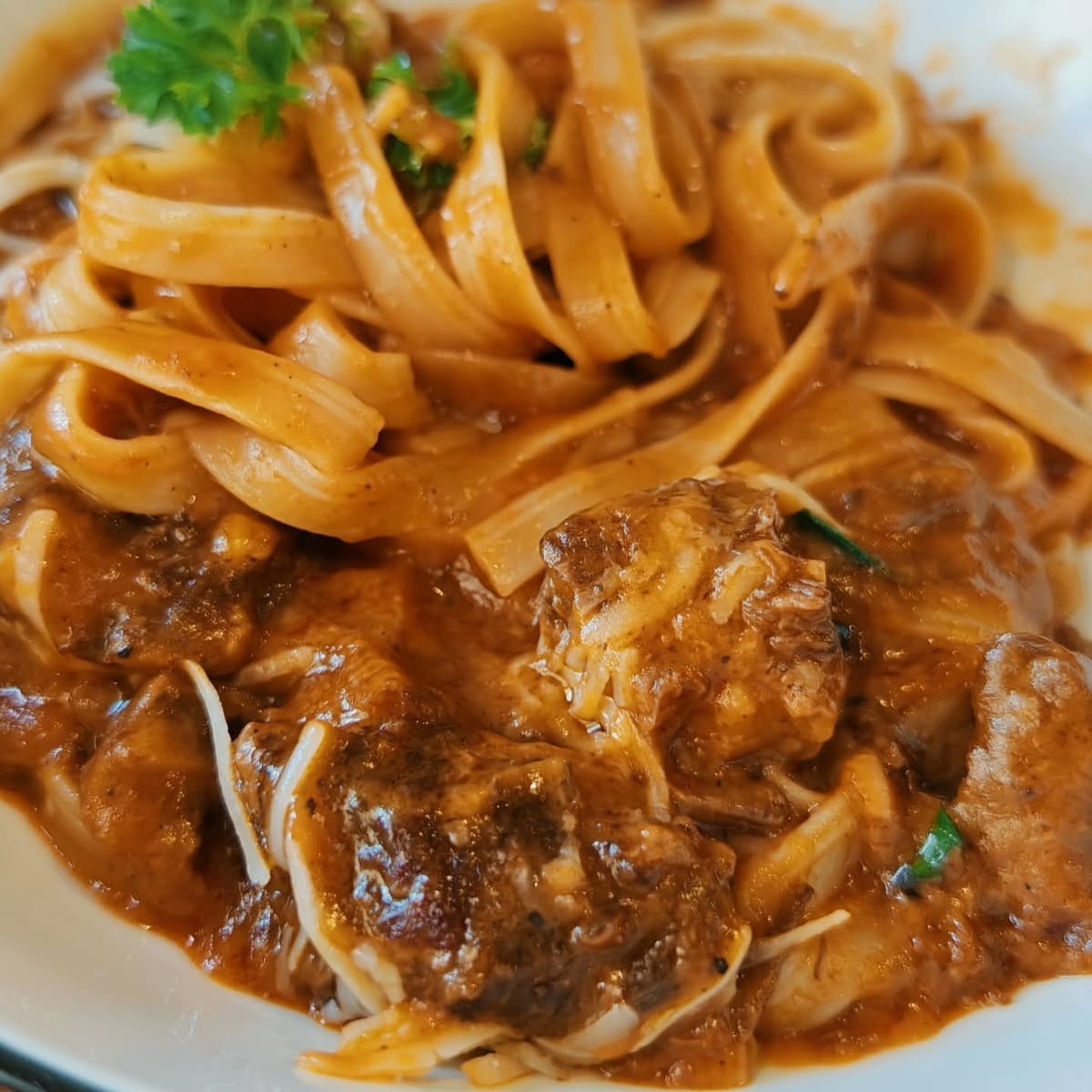 北海道産牛肉を使った濃厚ビーフラグーパスタ（フェットチーネ）
