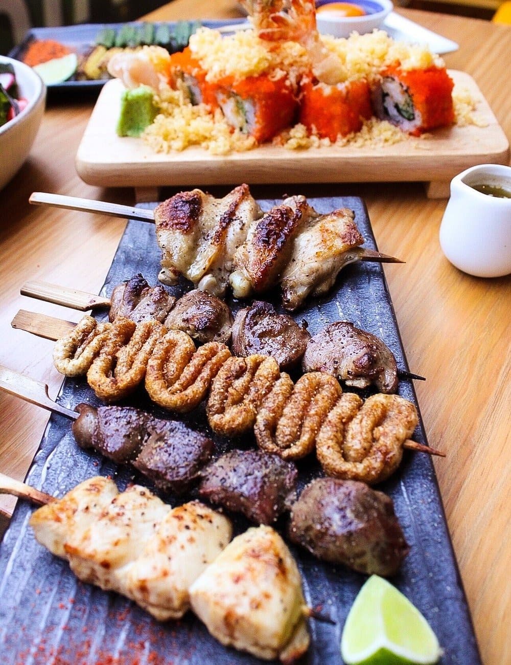 焼き鳥とロール寿司の盛り合わせ｜Honoho Izakaya トンロー店